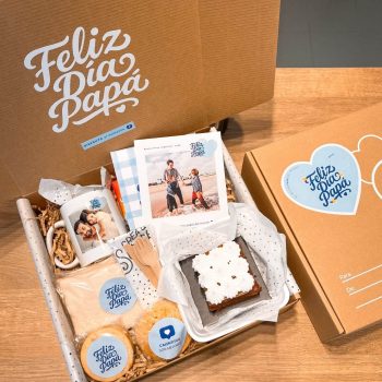 Caja sorpresa de desayuno premium para el Día del Padre, abierta mostrando taza personalizada con foto, postal y pastelería artesanal.