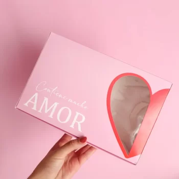 Caja rosa contiene mucho amor