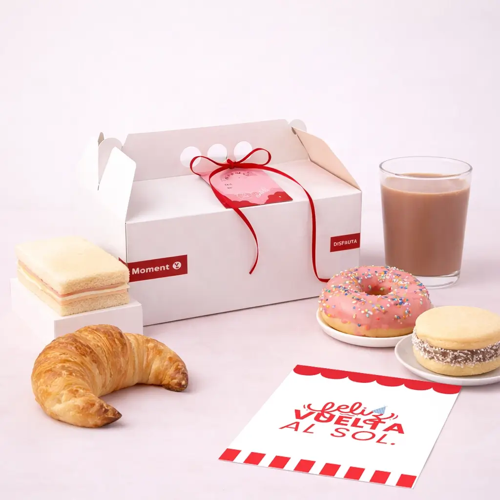 Sorpresa infantil con dona rosa, chocolatada, medialuna y alfajor en caja tipo feliz con moño