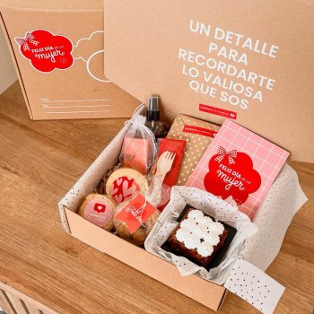 Box Día de la Mujer con desayuno personalizado y regalos florales en Buenos Aires