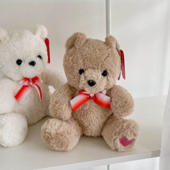 Peluche Oso sentado con corazón en pata